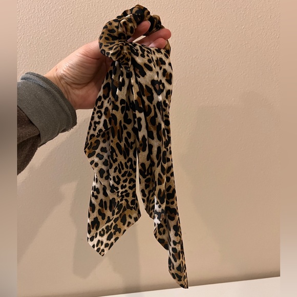 Leopard cheetah animal print scrunchies set - Picture 4 of 4